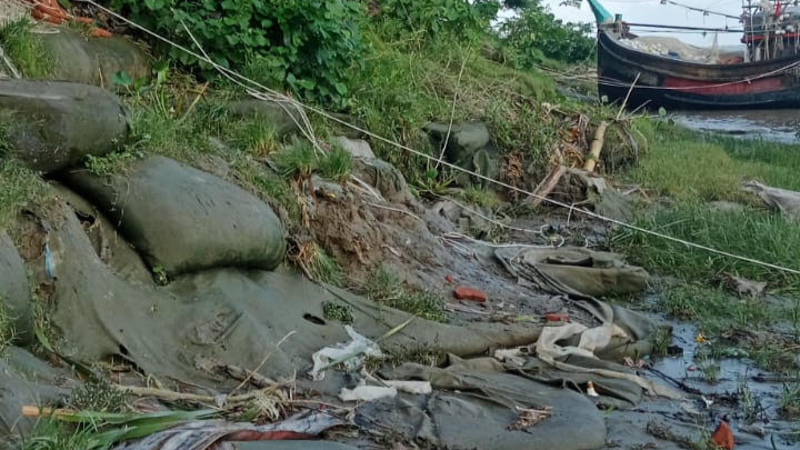 নদী ভাঙনের হুমকিতে বরগুনার গুলশাখালী বাজার, আতঙ্কে এলাকাবাসী
